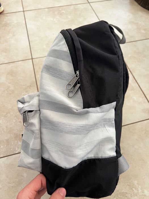 Vând rucsac Dakine Eastpak usa