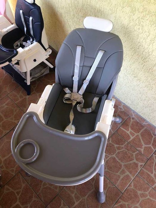 Scaun de masa bebe 4 in 1.Varsta 6-72 luni, Scaun inalt pliabil,4 roti silicon, 2 x Tava detasabila, culoare gri si albastru disponibile