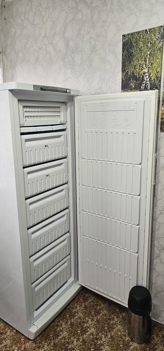 Морозильник INDESIT.