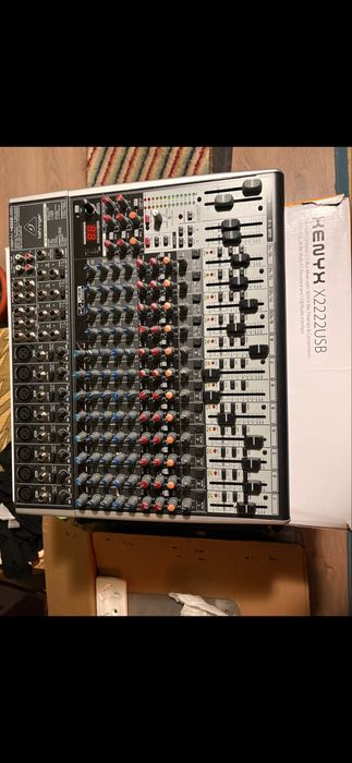 Mixer Behringer Xenyx X2222USB