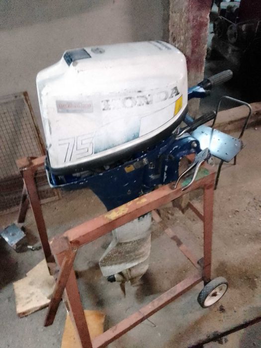 Рибарска лодка Ял 6 с бензинов или дизелов двигател