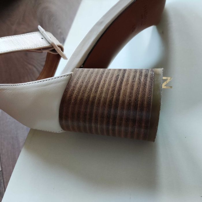 Стилни и елегантни светло бежови сандали