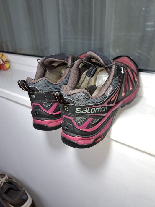 Vând pantofi sport Salomon nr 40,5 cu Gore-tex