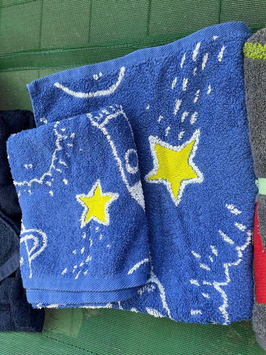 Халат махровый 6/7л , полотенца набор .