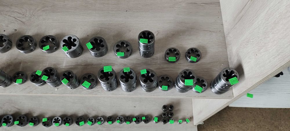 Метчики комплектные и плашки