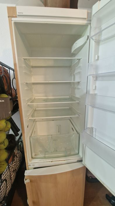 Vand Frigider Electrolux inalt si spatios 2 metri