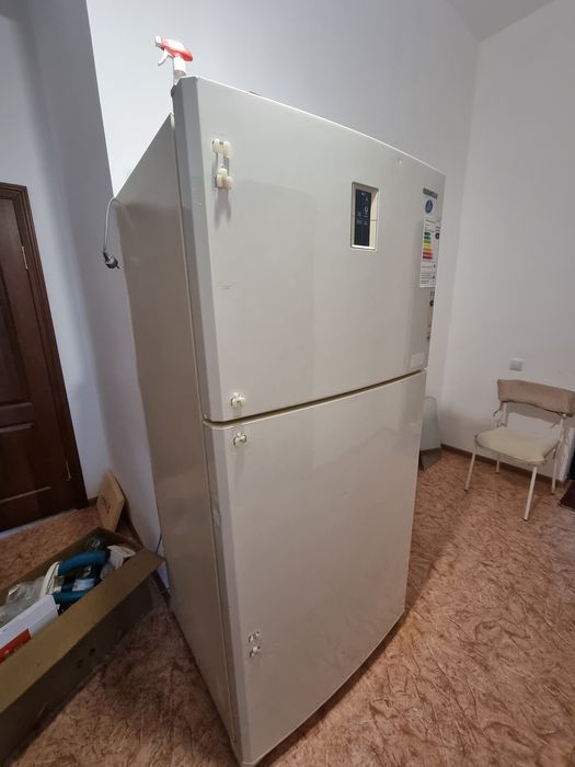 Холодильник работает