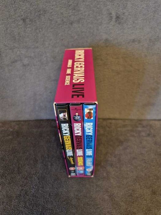 Ricky Gervais Bundle - Tablou Art + 3 Show-uri de Stand-Up (3 Discuri)