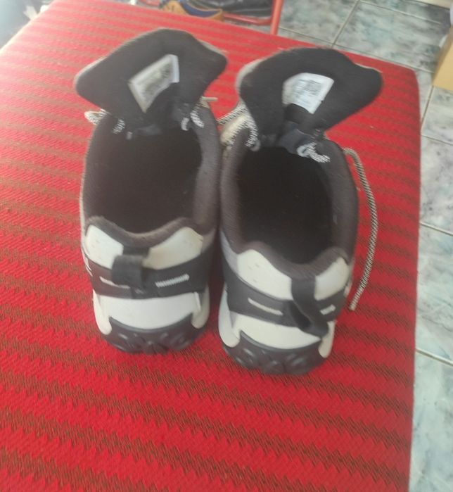 Adidași foarte comozi foarte ușori și foarte practici. 
Numărul 41.