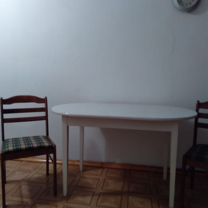 Стол кухонный и стулья