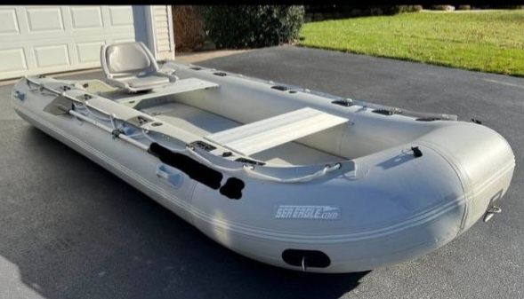 Продается  надувной  лодка 6 местные