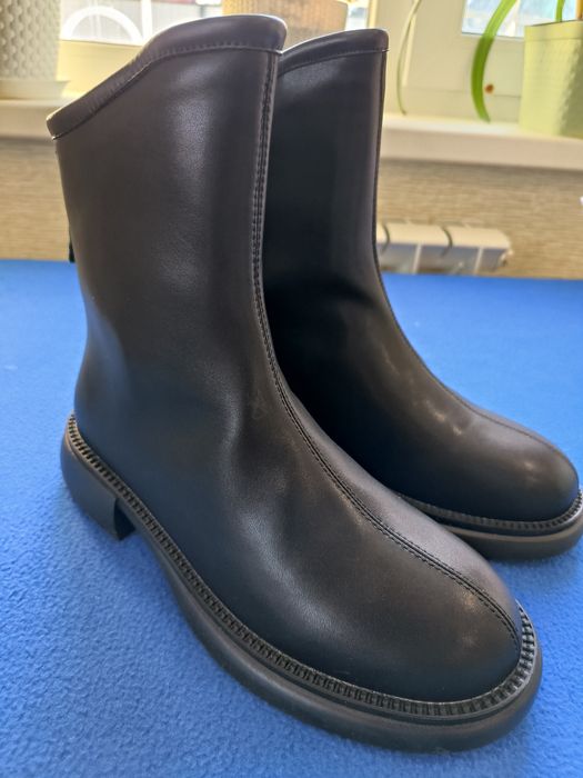 Продам новые женские ботинки