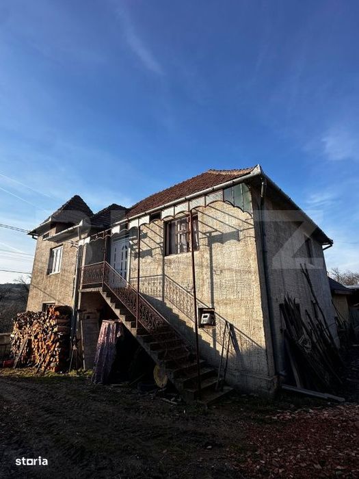 Casa cu 4 camere,baie, bucatarie,anexe.pivnita teren 2500 mp