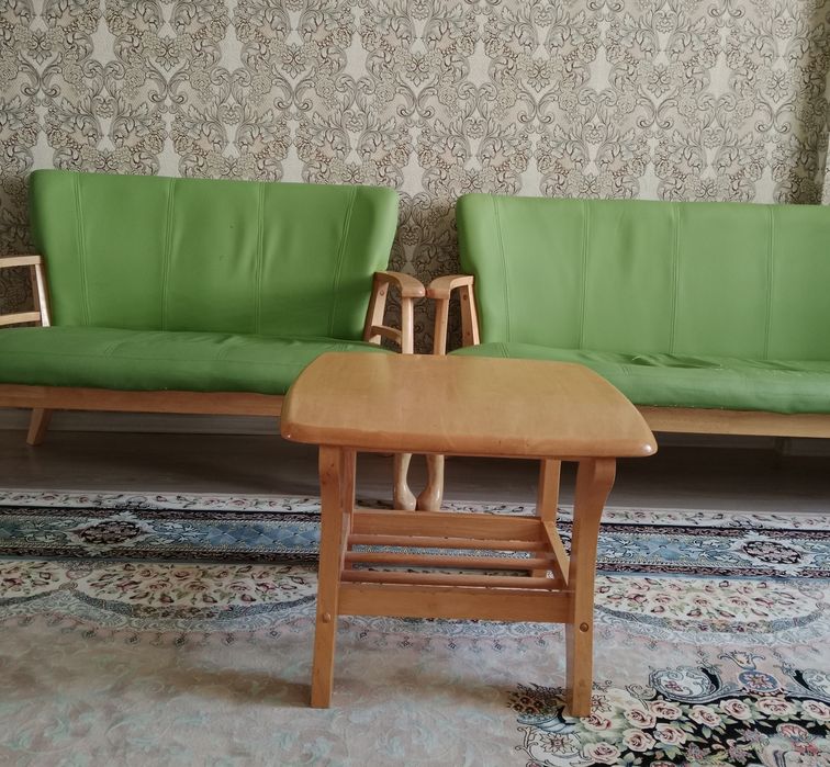 Диван и журнальный столик