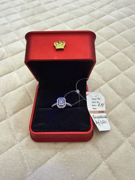 Кольцо с бриллиантом