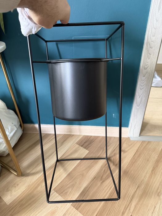 Suport pentru ghivece din metal negru de la Jysk in stare foarte buna