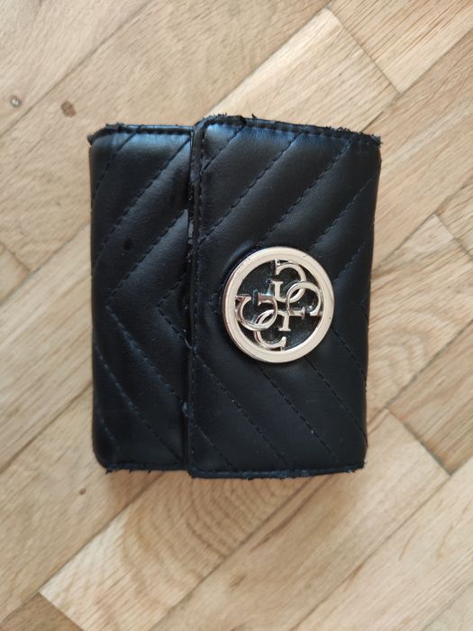 Черно портмоне Guess. Има забележки, снимани са. Затова е на тази цена