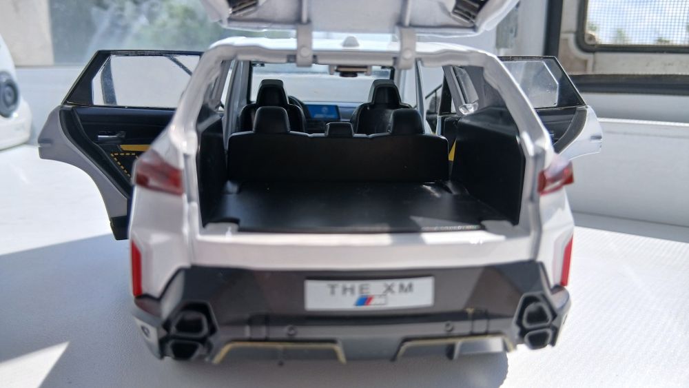 Продаю машинку,белый BMW THE XM