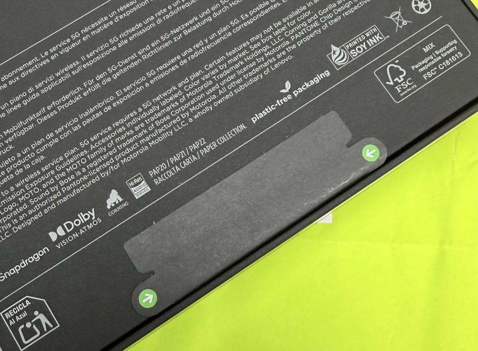 НЕРАЗПЕЧАТАН 512GB Motorola razr Fold 5G Yettel Гаранция 2029 Blackened Blue / Black