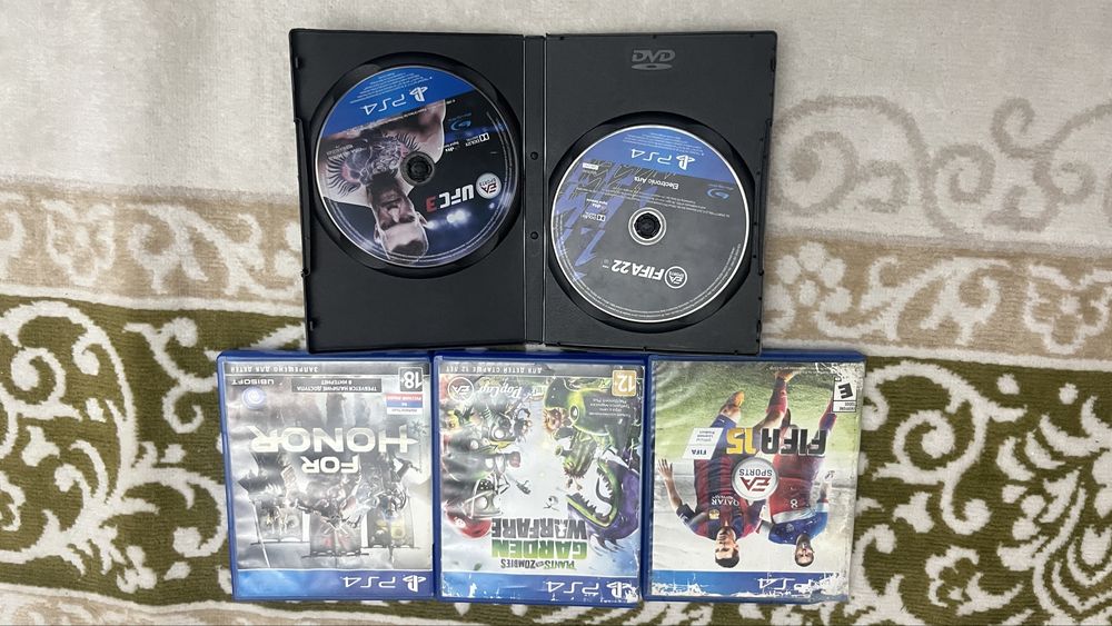 Продам PS4 Fat + 2 джойстика + игры