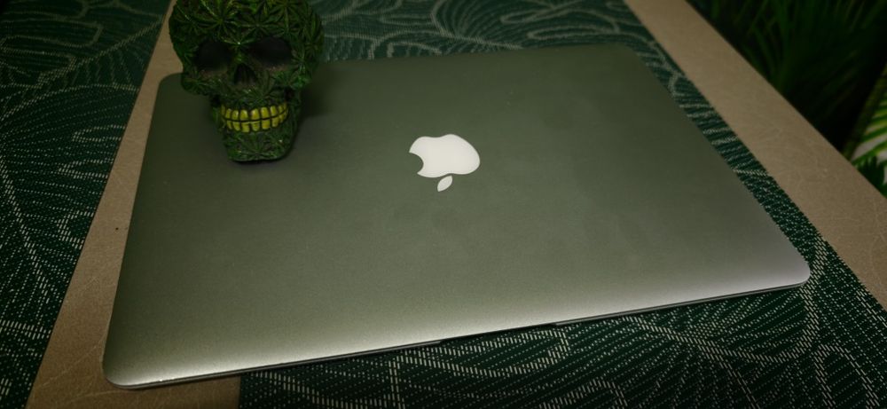 MacBook Air 13” + Tastatură Apple + Mouse Apple – impecabil – Ventura – baterie excelentă