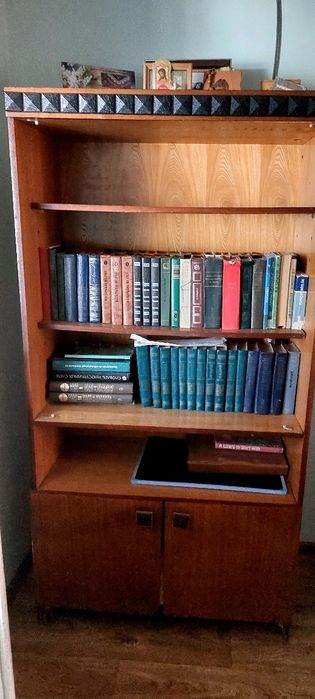 Продается книжный шкаф в хорошем состоянии