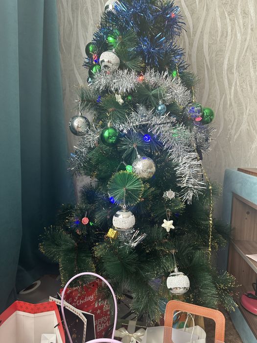 Елка в хорошем состоянии новая новогодняя с игрушками