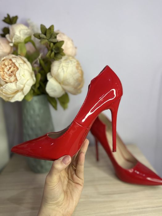 Червени обувки на висок ток