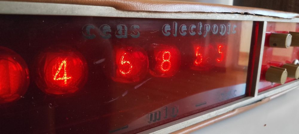 Ceas retro cu lămpi, tuburi, confecționat manual