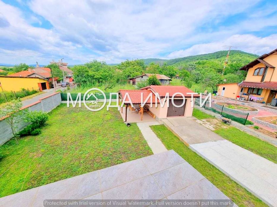 Къща в с. Горица, със голям двор, гараж и мазе!