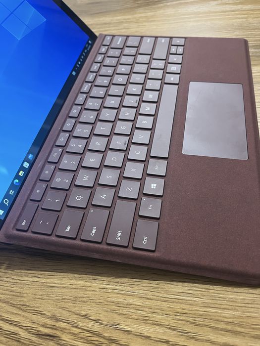 Surface Pro 6 с клавиатурой Alcantara Burgundy i5-8250u 8gb 128 ssd