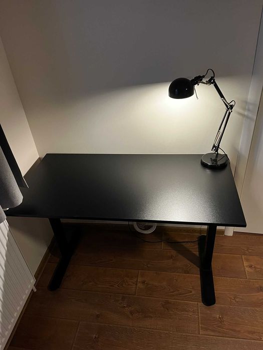 Vand set birou din 3 piese Birou Stauning Jysk negru + lampa veioza Ikea + scaun Ikea gri