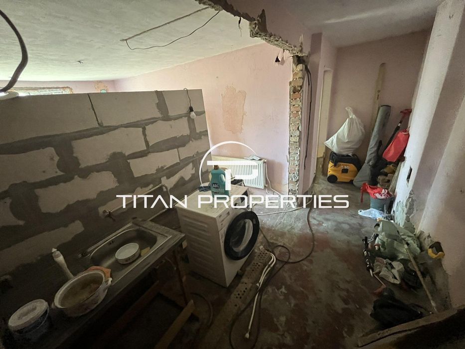 Къща с двор и АКТ 16 в гр. Айтос