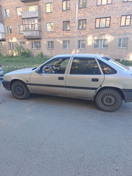 Продам опель вектра а  1,6 моник