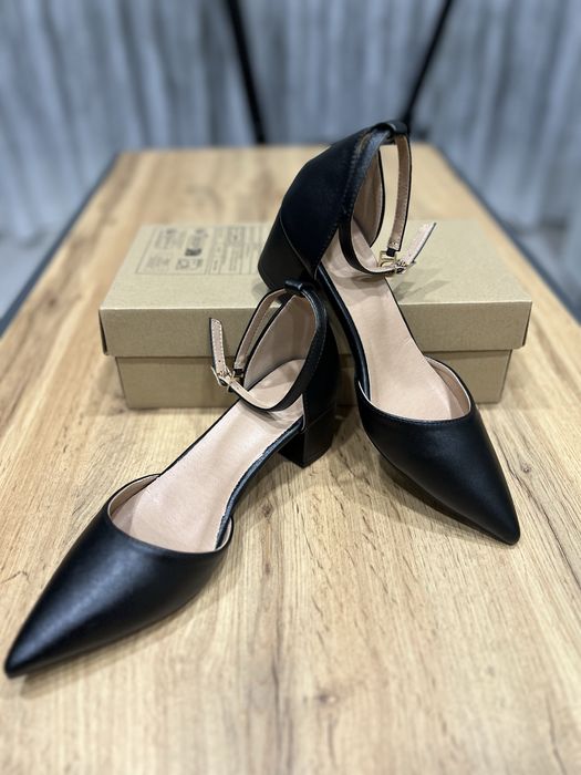 Черни дамски обувки на дебел ток