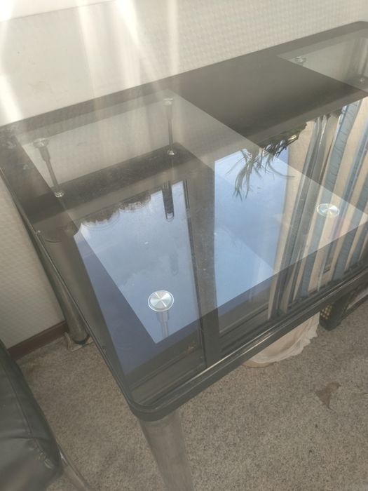 Продаю стол стеклянный  со стульями четыре