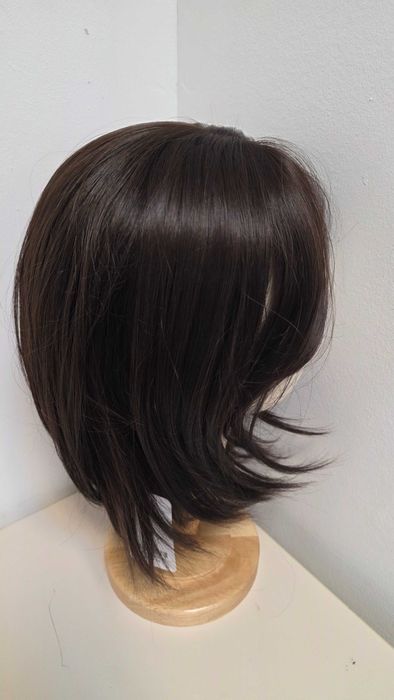 Perucă HAIRCUBE scurtă șaten închis, dreaptă în straturi, sintetică