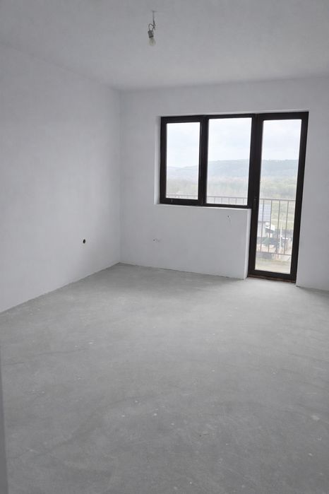 Apartament nou, spațios și foarte luminos, situat într-o zonă liniștit