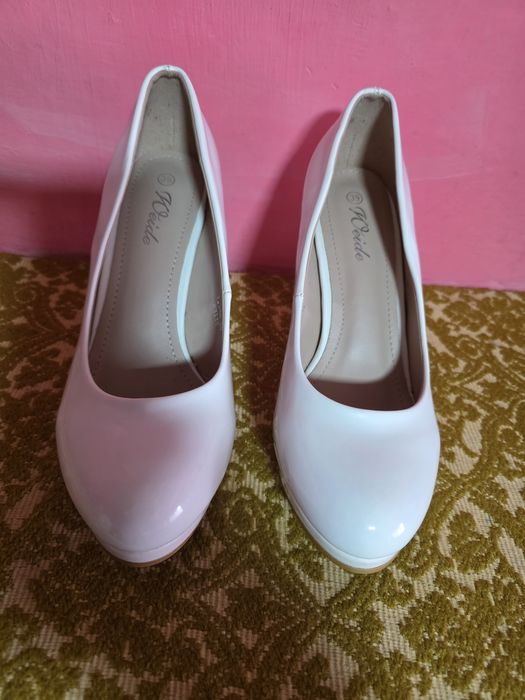 Rochie de  mireasä cu cerc gecuta blană si vual tot la 500 lei S