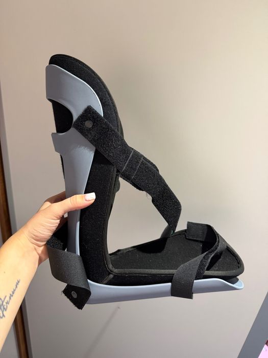 Продавам патерици и ботуш