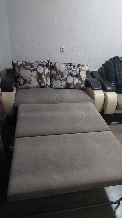 Диван и кресло с подушками