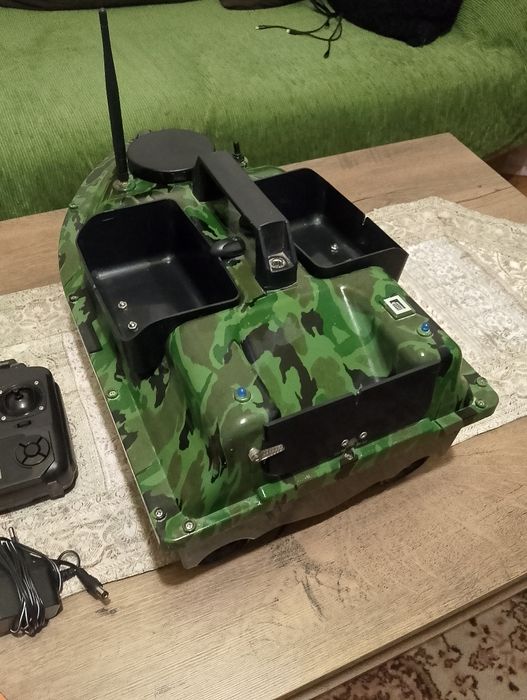 Лодка за захранка, макари, стойка