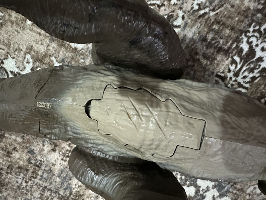 Голям T- Rex, яде малки динозаври