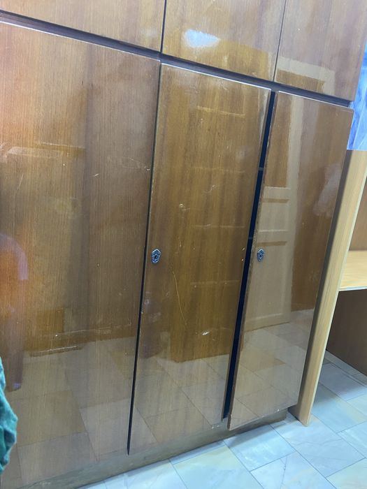 Shkaf sotiladi  narxi kelishiladi