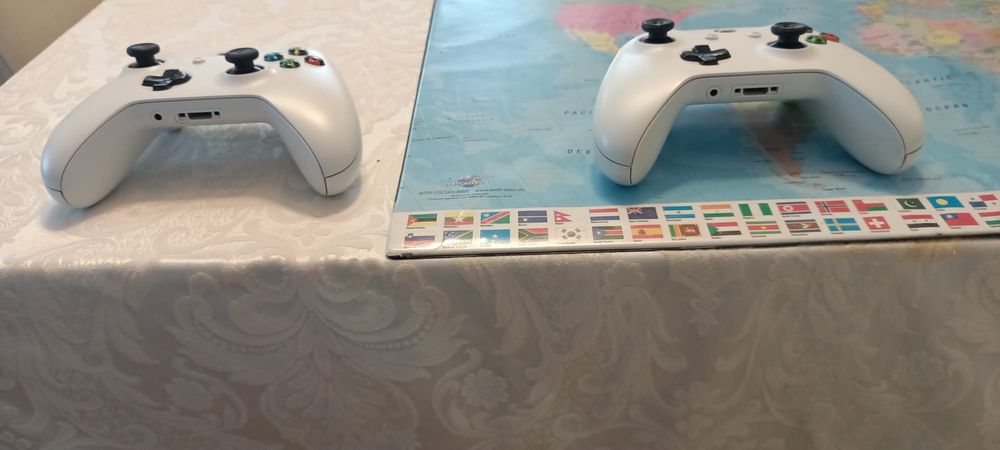 Vand X-box One S 1 TB plus 13 jocuri