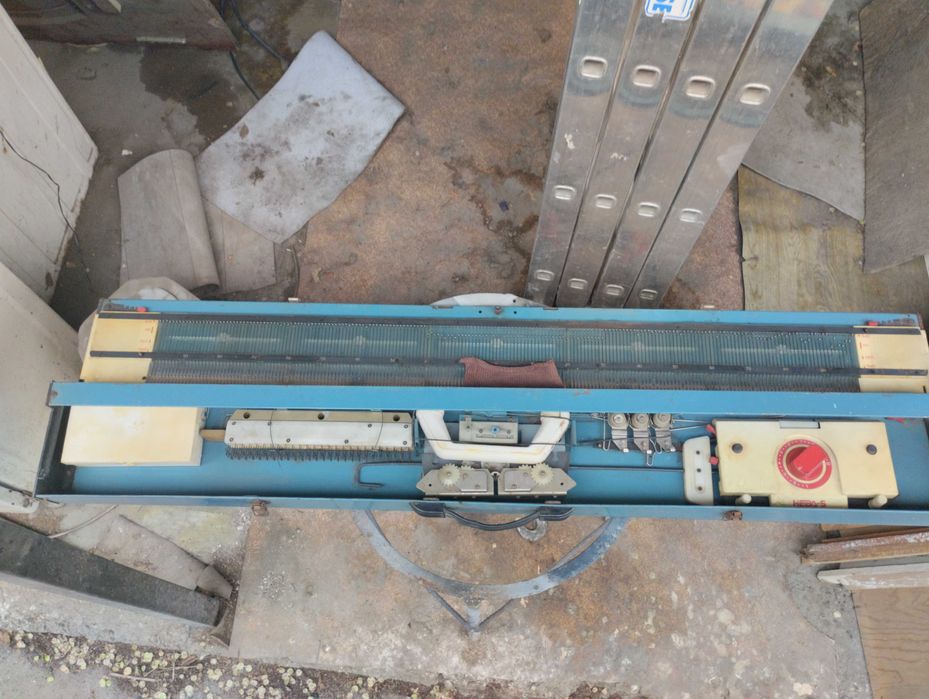 Вязальная машинка Нева 5