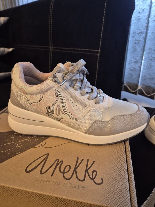 Продавам маратонки Anekke