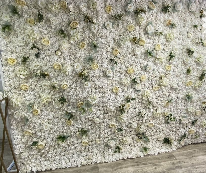 Стена от изкуствени цветя