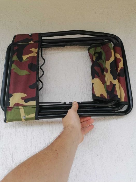 Scaun pescar pliabil de vanzare -schelet metalic si cu suport undite .