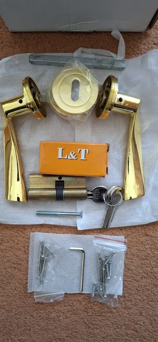 Метални дръжки за врати и секретен патрон